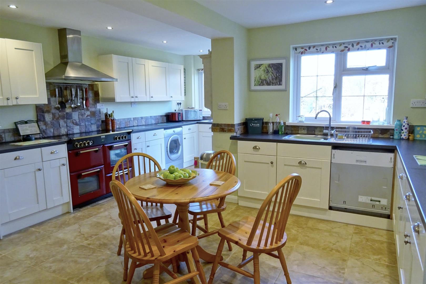 Kitchen/Breakfast Room: